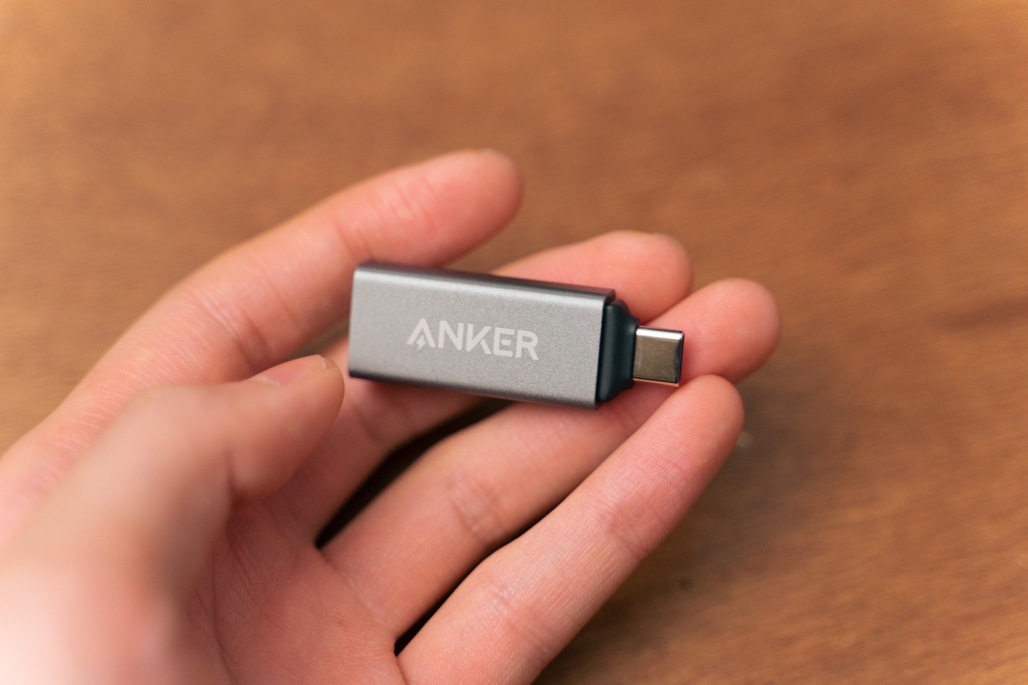 『Anker USB-C 2in1 カードリーダー』を手にしたサイズ感。