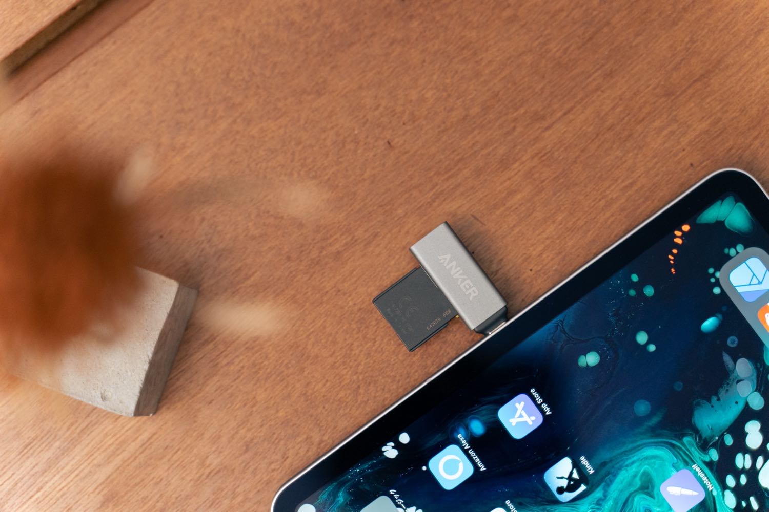 『Anker USB-C 2in1 カードリーダー』をiPadに接続。